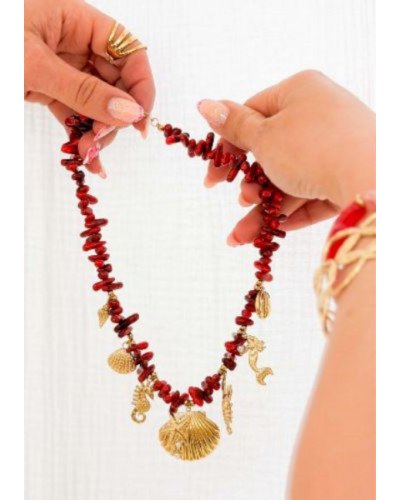 Collier perles rouges et breloques