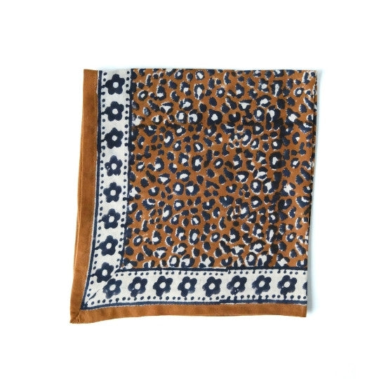 Foulard léopard camel