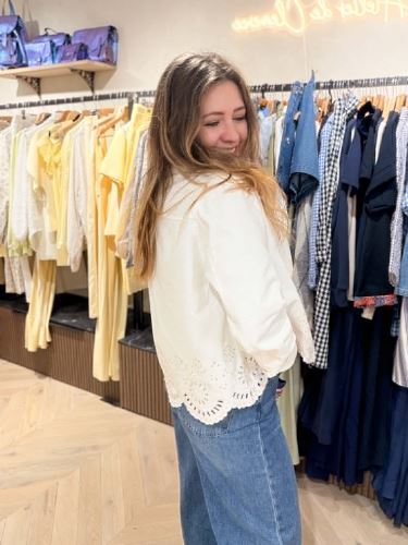 Veste blanche à broderies ajourées