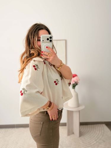 Top en lin brodé cerise