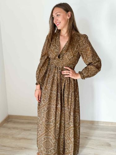 Robe longue marron imprimé fleurs noires blanches