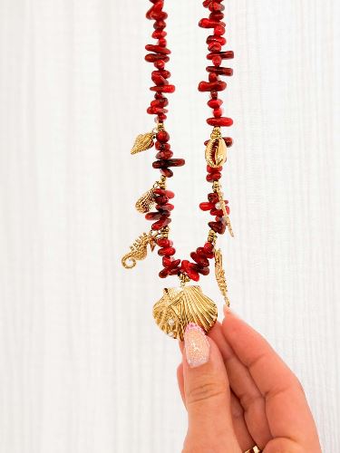 Collier perles rouges et breloques