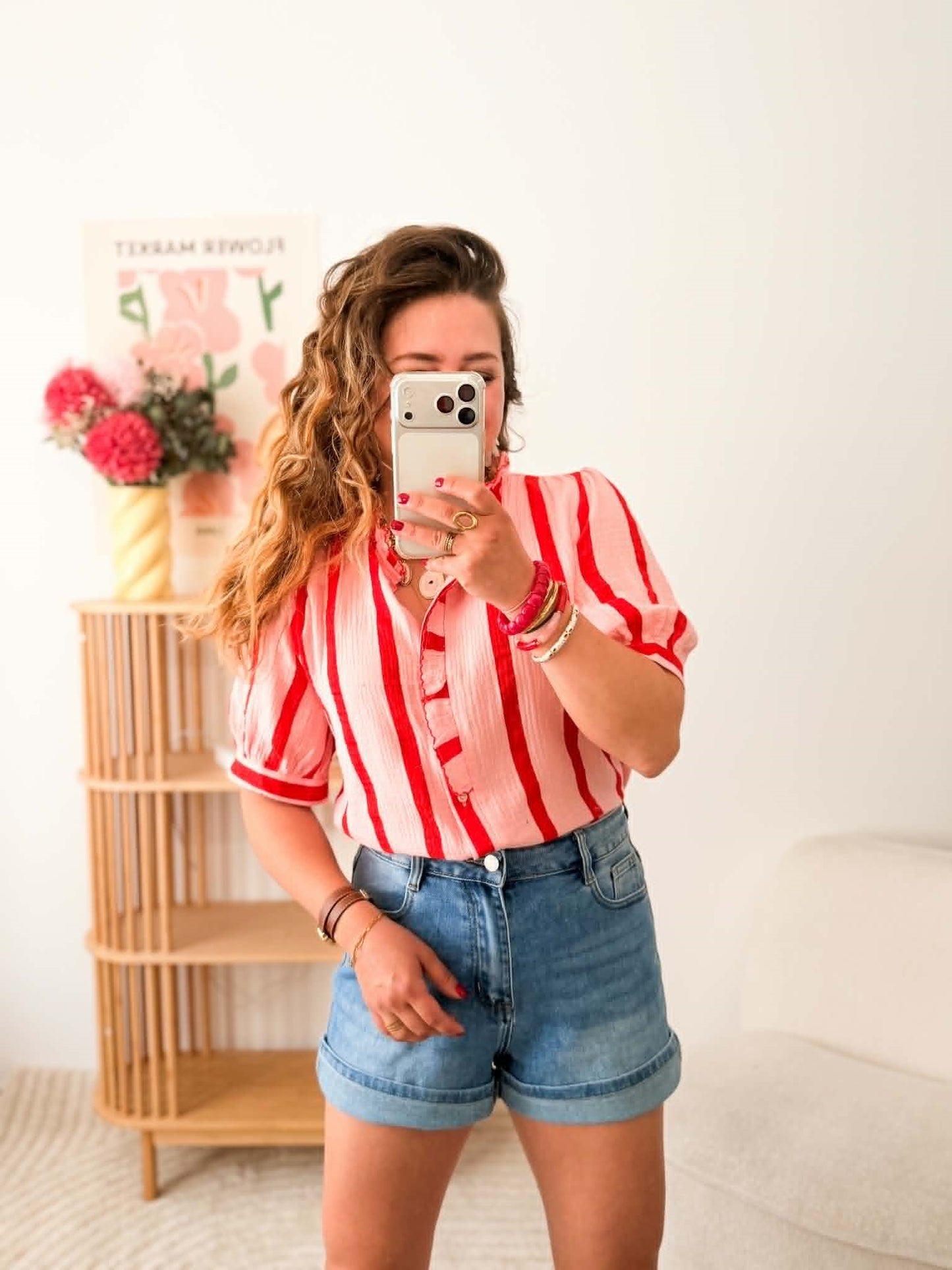 Blouse rose à lignes rouges