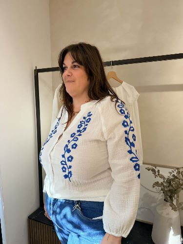 Blouse blanche broderie bleu roi