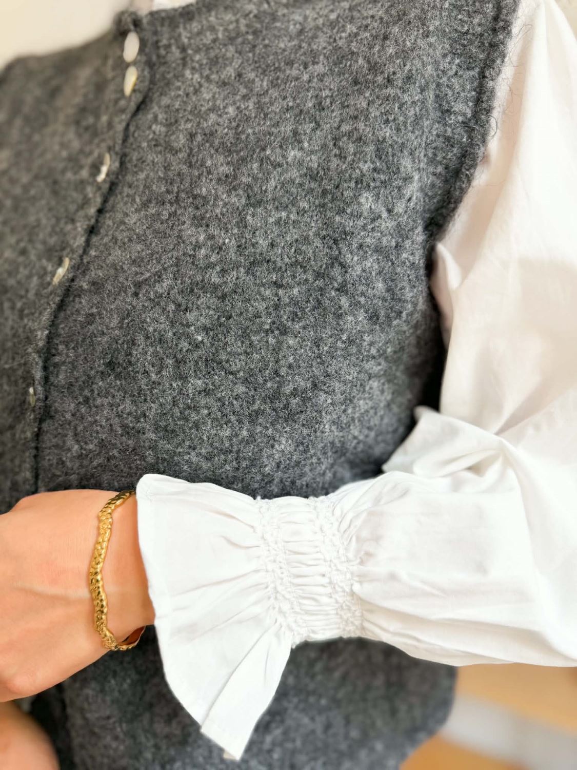 Gilet gris bouton nacrés