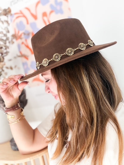 Chapeau marron détails fleurs