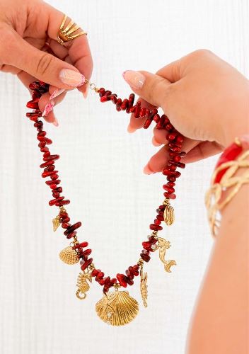 Collier perles rouges et breloques