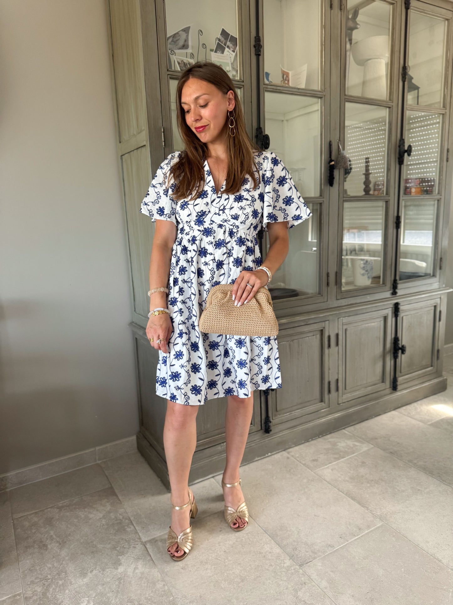 Robe ecru broderie bleu marine