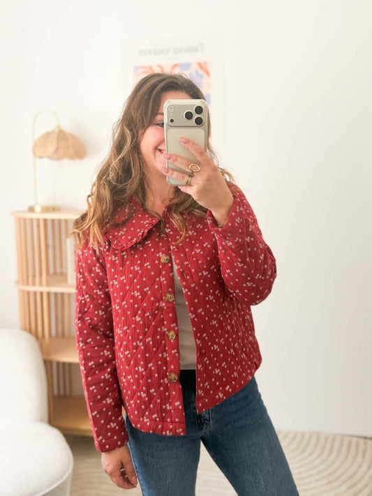 Veste rouge à fleurs