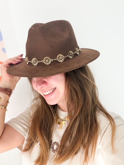Chapeau marron détails fleurs
