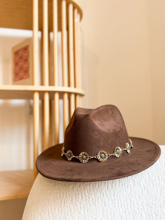 Chapeau marron détails fleurs