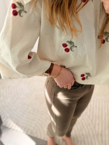 Top en lin brodé cerise
