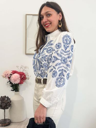 Chemisier blanc brodé bleu