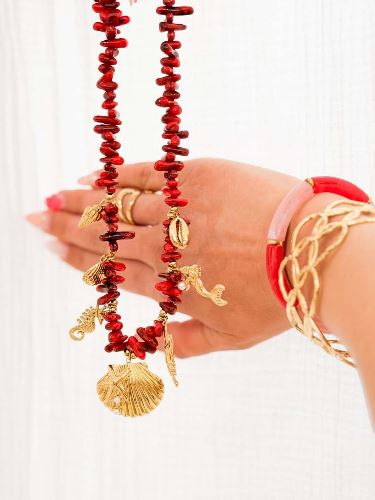 Collier perles rouges et breloques