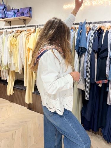 Veste blanche à broderies ajourées