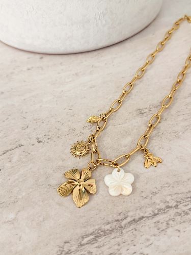 Collier à breloques blanc nacré