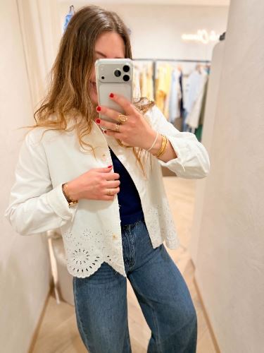 Veste blanche à broderies ajourées