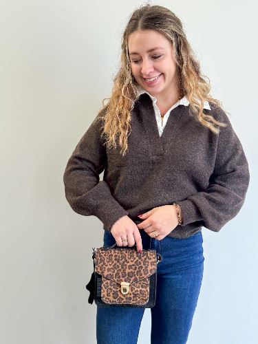 Pull chocolat col chemise blanc