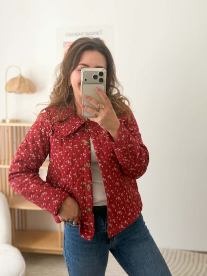 Veste rouge à fleurs