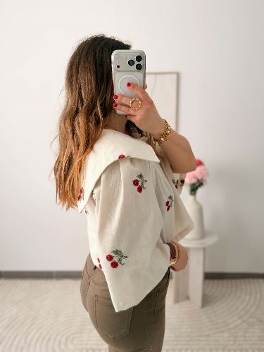 Top en lin brodé cerise