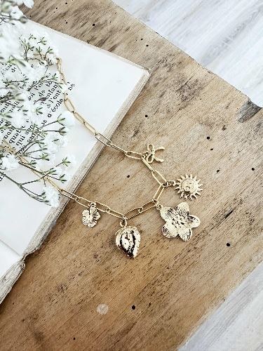 Collier breloques fleurs