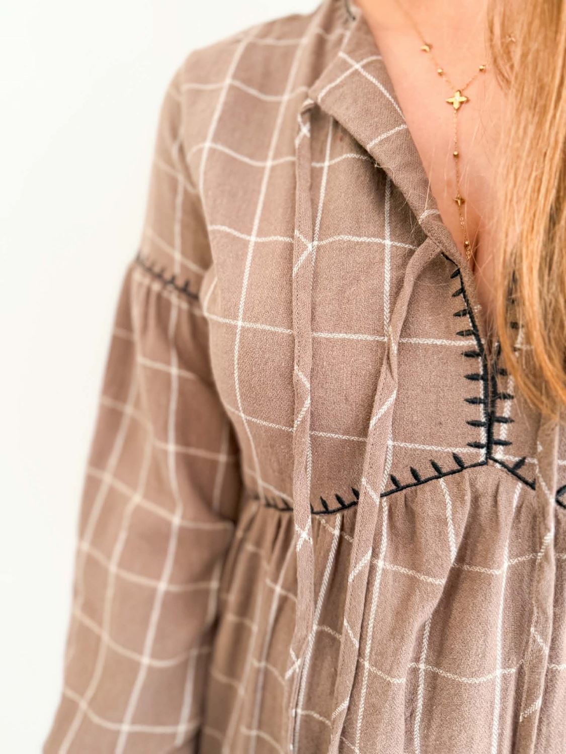 Robe taupe à carreaux