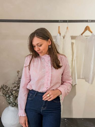 Chemise à carreaux rose et broderies blanches