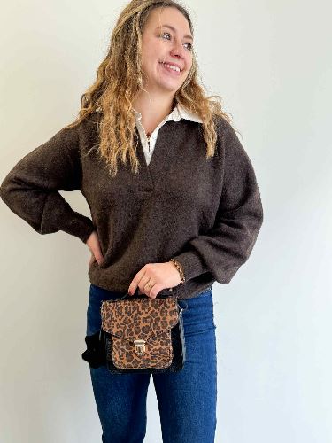 Pull chocolat col chemise blanc