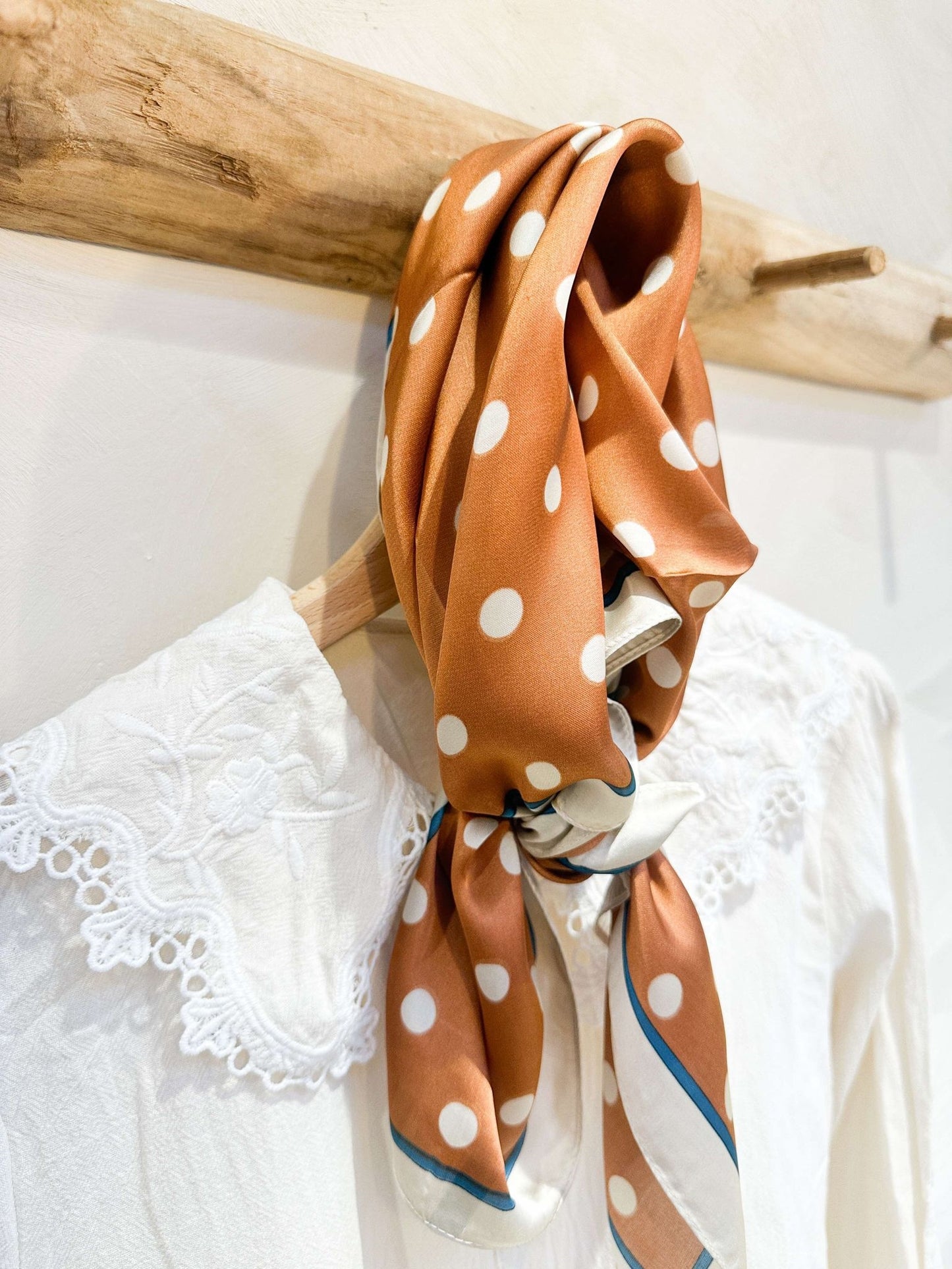 CARRE ROUILLE ET POIS BEIGE