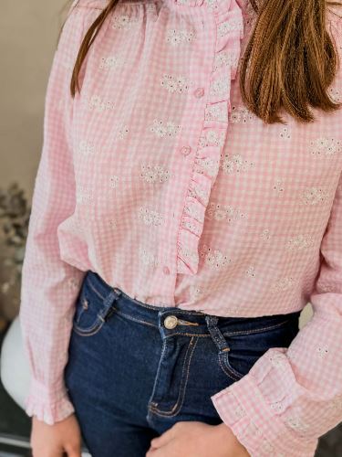 Chemise à carreaux rose et broderies blanches