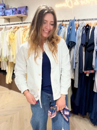 Veste blanche à broderies ajourées