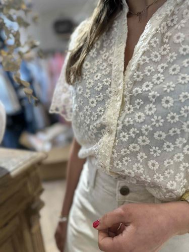 Chemise en dentelle manches courtes
