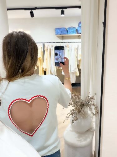 T-shirt blanc avec coeur dos nu