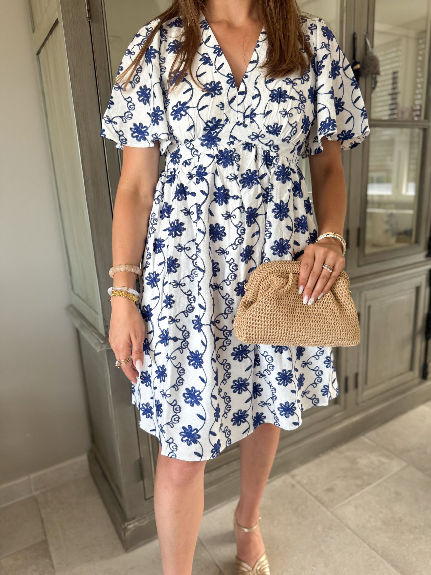 Robe ecru broderie bleu marine