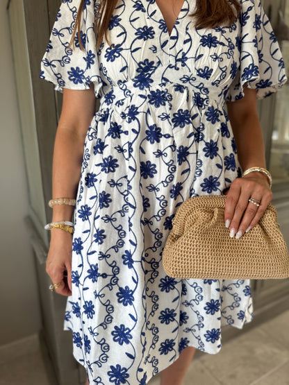 Robe ecru broderie bleu marine