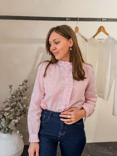 Chemise à carreaux rose et broderies blanches