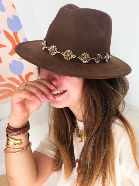Chapeau marron détails fleurs