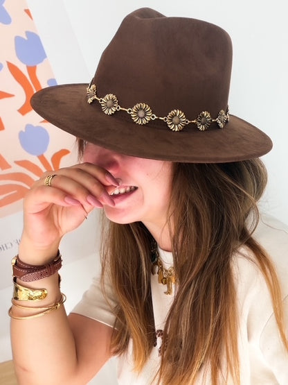 Chapeau marron détails fleurs
