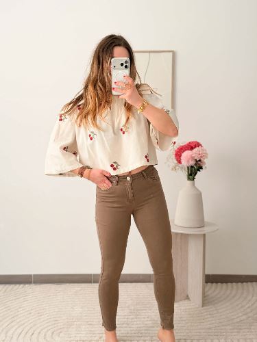 Top en lin brodé cerise
