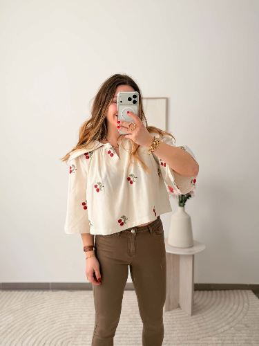 Top en lin brodé cerise