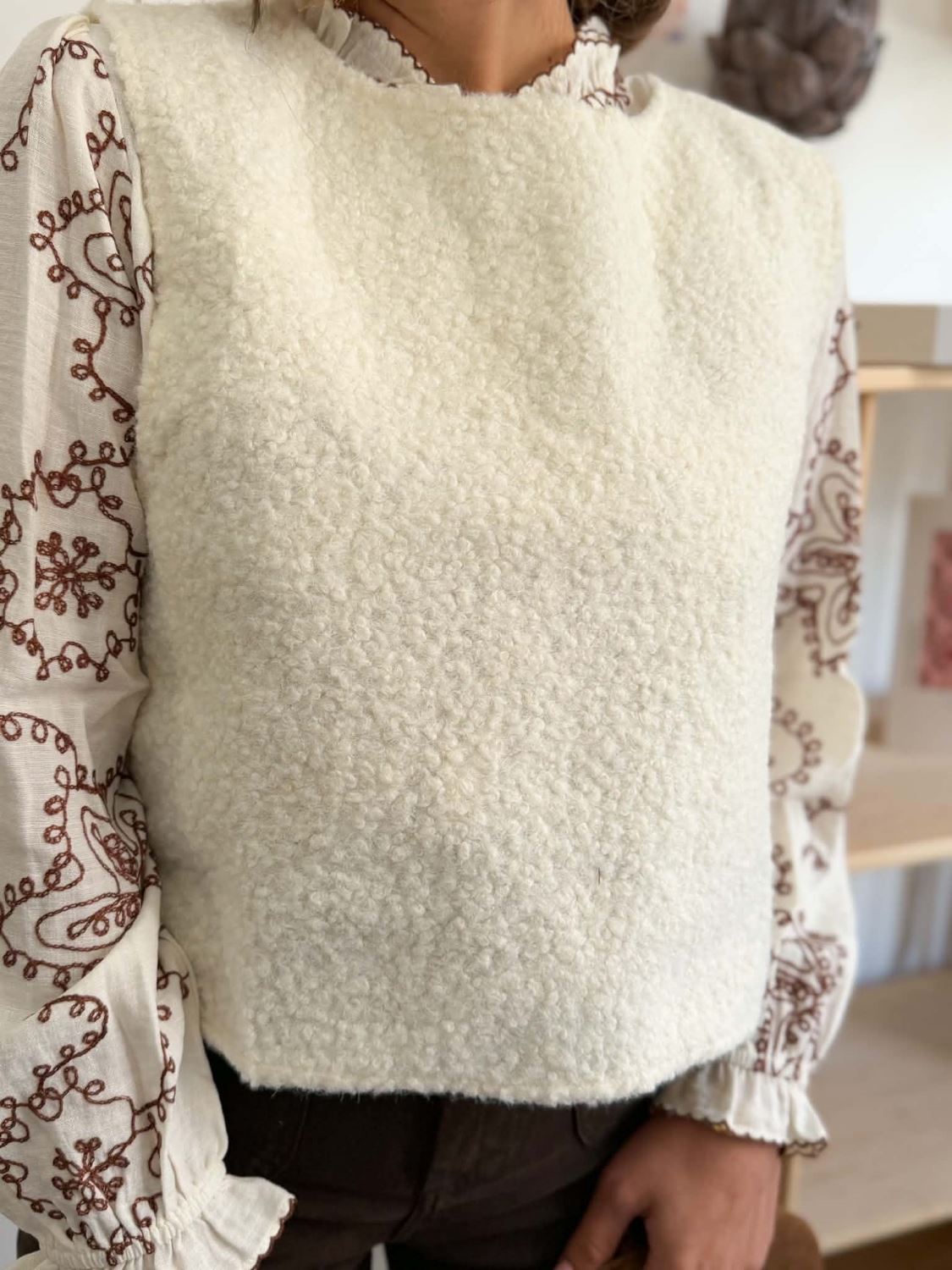 Pull sans manche écru