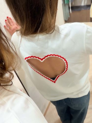 T-shirt blanc avec coeur dos nu