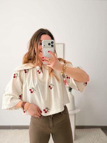 Top en lin brodé cerise