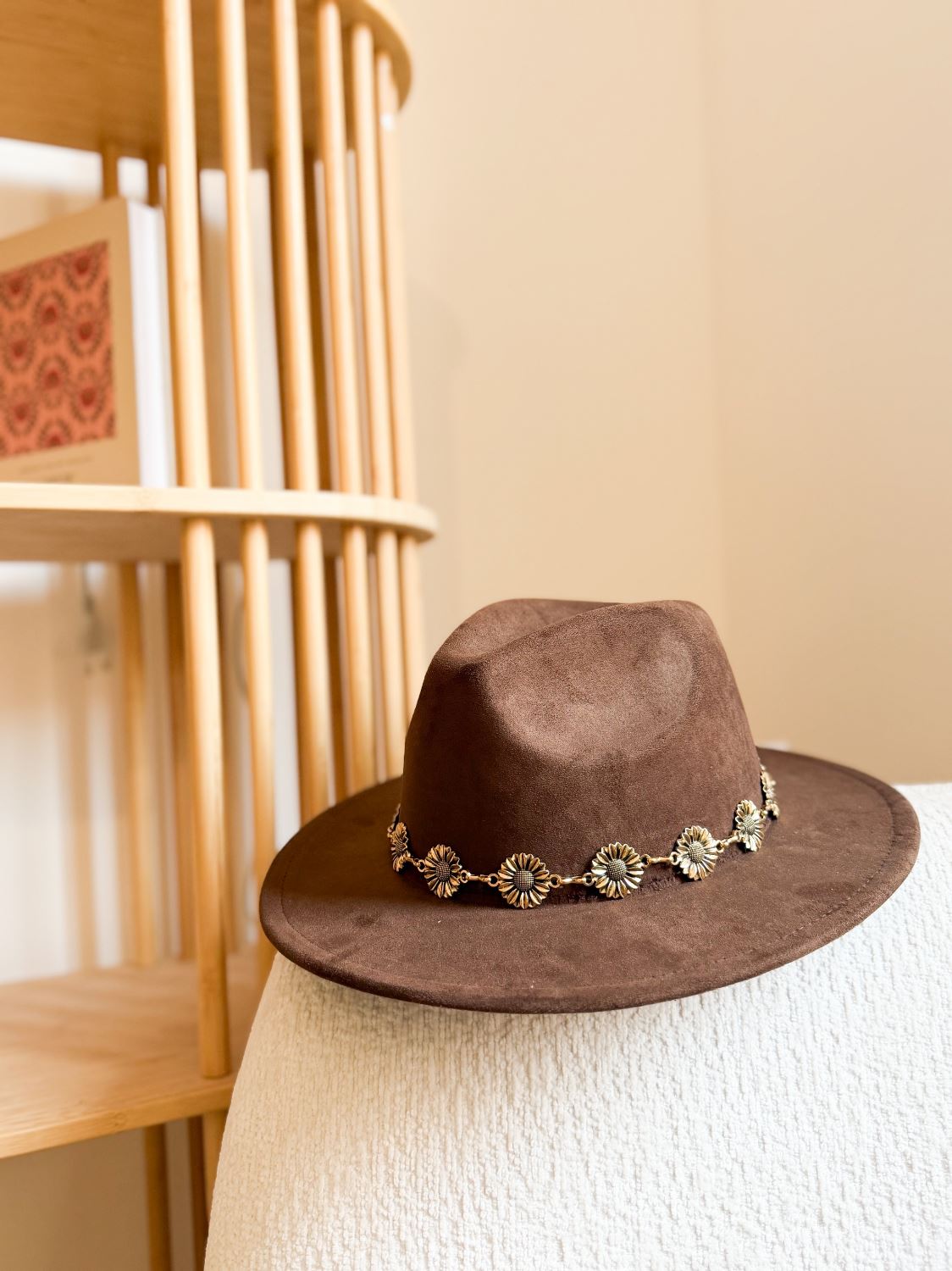 Chapeau marron détails fleurs