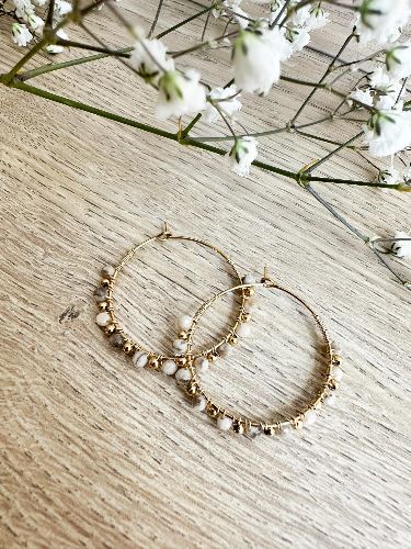 Boucles d'oreilles creoles à perles beige