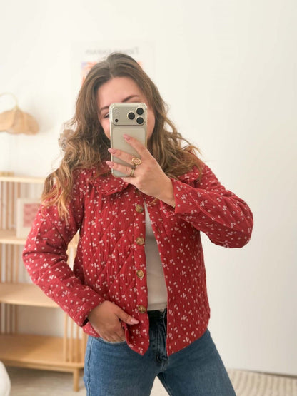 Veste rouge à fleurs