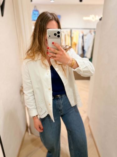 Veste blanche à broderies ajourées