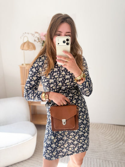 Robe bleue marine à fleurs