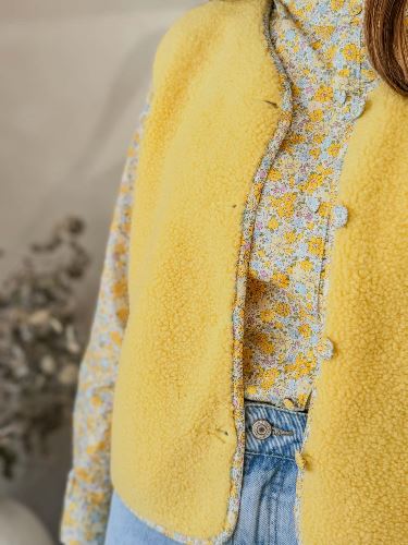 Gilet sans manches bouclette Jaune et liberty