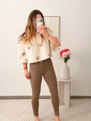 Top en lin brodé cerise
